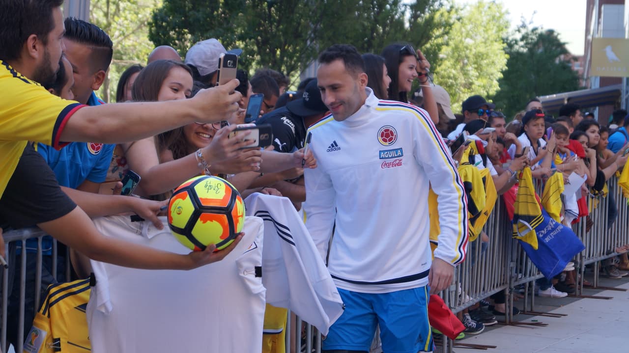 La Selección Colombia fue recibida con gran cariño de su afición que se dio cita a las afiueras del hotel para mostrar su apoyo de cara el duelo ante Perú.