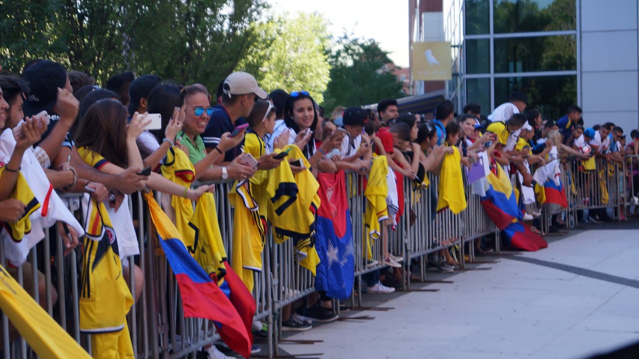 La Selección Colombia fue recibida con gran cariño de su afición que se dio cita a las afiueras del hotel para mostrar su apoyo de cara el duelo ante Perú.