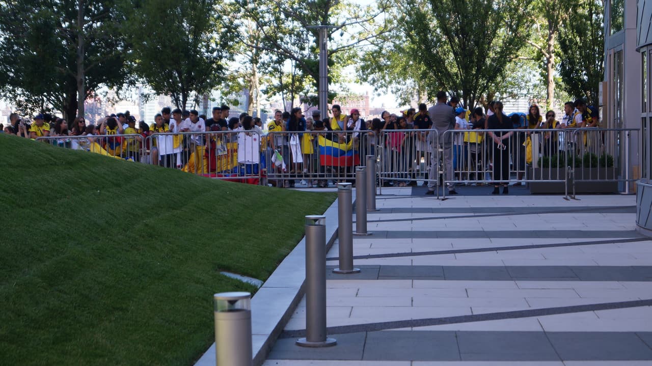 La Selección Colombia fue recibida con gran cariño de su afición que se dio cita a las afiueras del hotel para mostrar su apoyo de cara el duelo ante Perú.