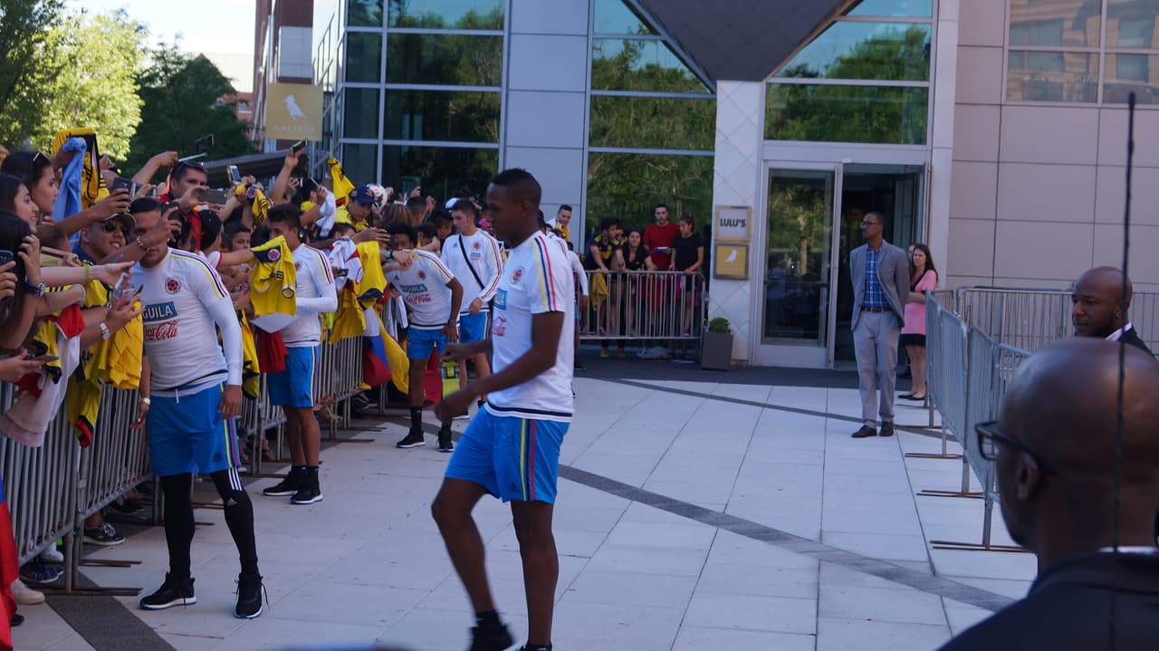 La Selección Colombia fue recibida con gran cariño de su afición que se dio cita a las afiueras del hotel para mostrar su apoyo de cara el duelo ante Perú.