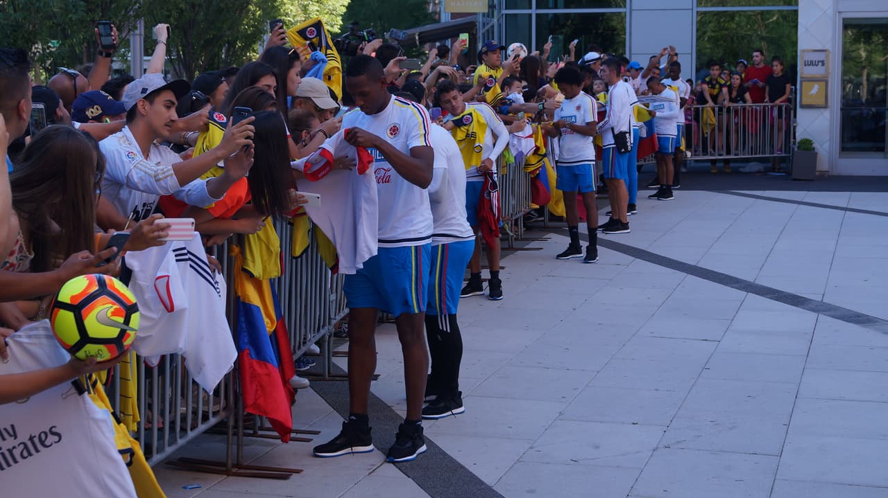 La Selección Colombia fue recibida con gran cariño de su afición que se dio cita a las afiueras del hotel para mostrar su apoyo de cara el duelo ante Perú.
