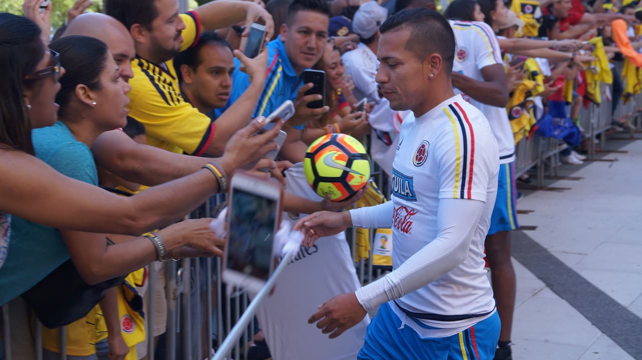 La Selección Colombia fue recibida con gran cariño de su afición que se dio cita a las afiueras del hotel para mostrar su apoyo de cara el duelo ante Perú.