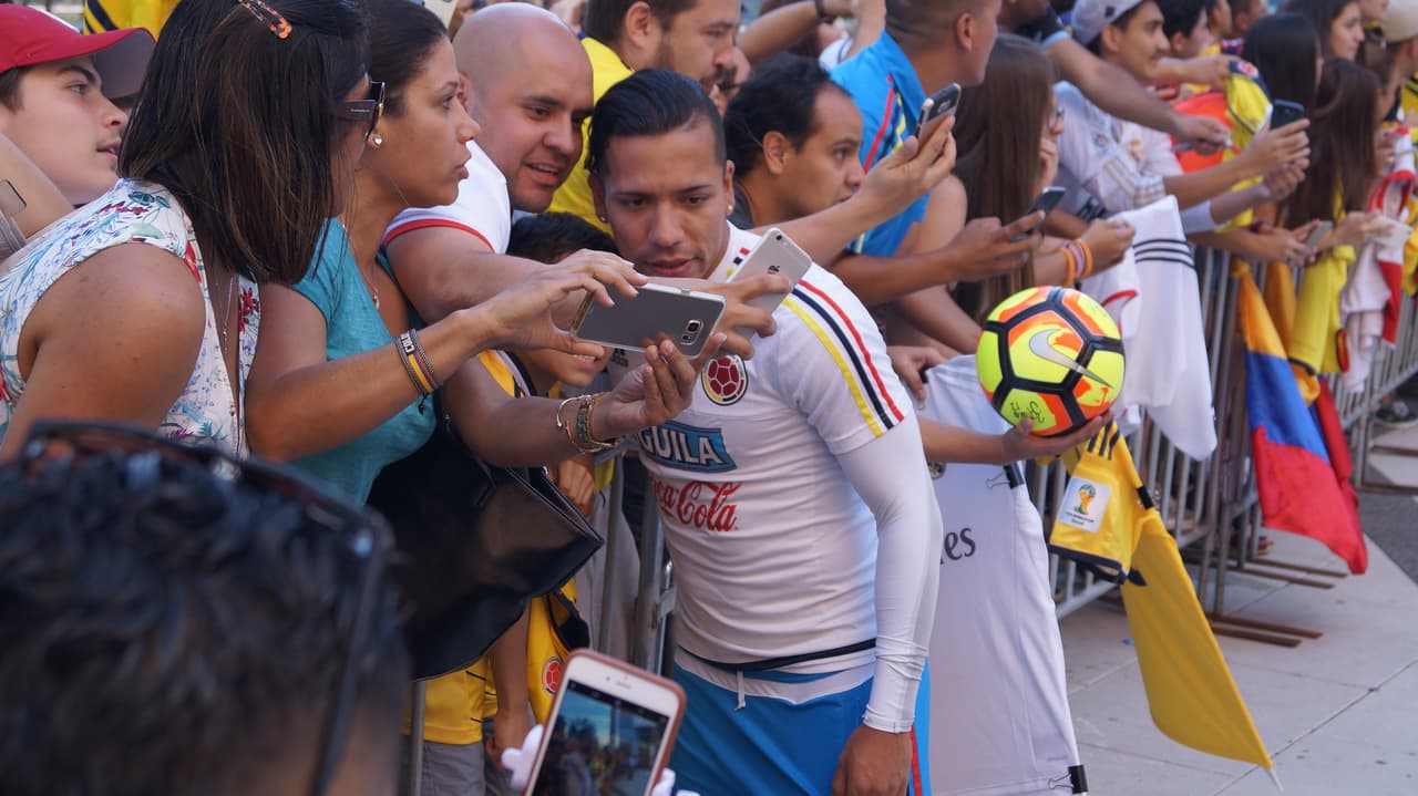 La Selección Colombia fue recibida con gran cariño de su afición que se dio cita a las afiueras del hotel para mostrar su apoyo de cara el duelo ante Perú.