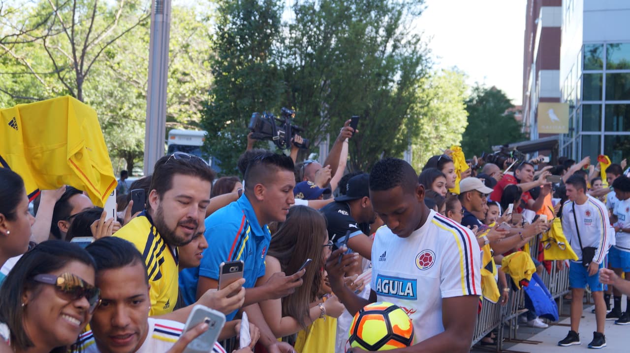 La Selección Colombia fue recibida con gran cariño de su afición que se dio cita a las afiueras del hotel para mostrar su apoyo de cara el duelo ante Perú.