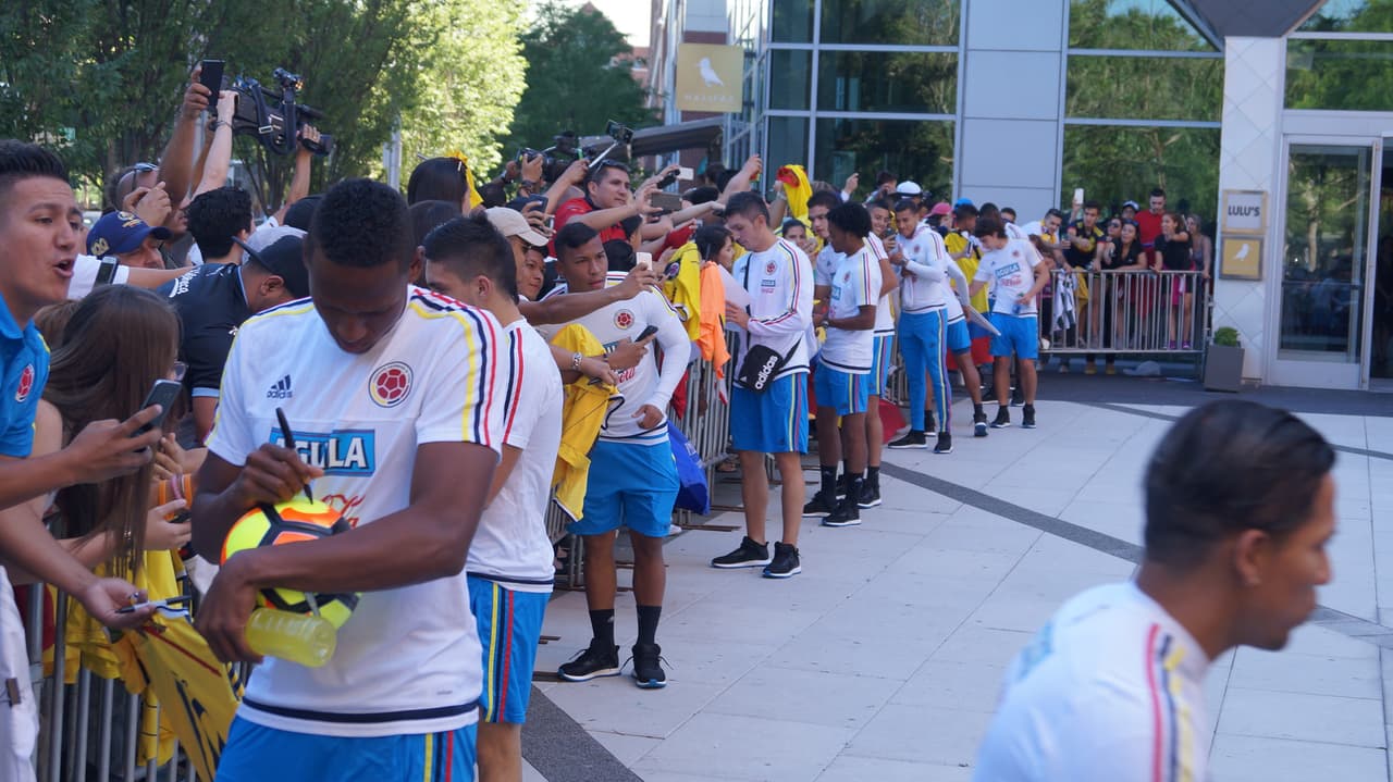 La Selección Colombia fue recibida con gran cariño de su afición que se dio cita a las afiueras del hotel para mostrar su apoyo de cara el duelo ante Perú.