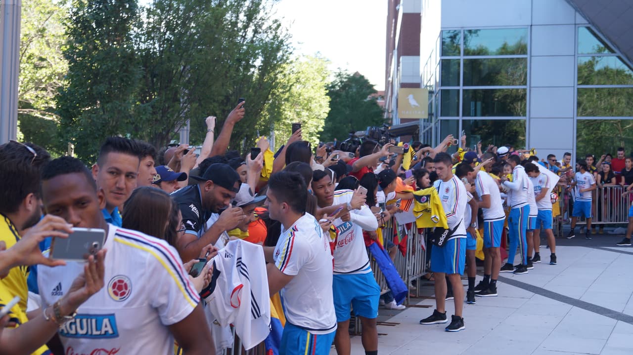 La Selección Colombia fue recibida con gran cariño de su afición que se dio cita a las afiueras del hotel para mostrar su apoyo de cara el duelo ante Perú.
