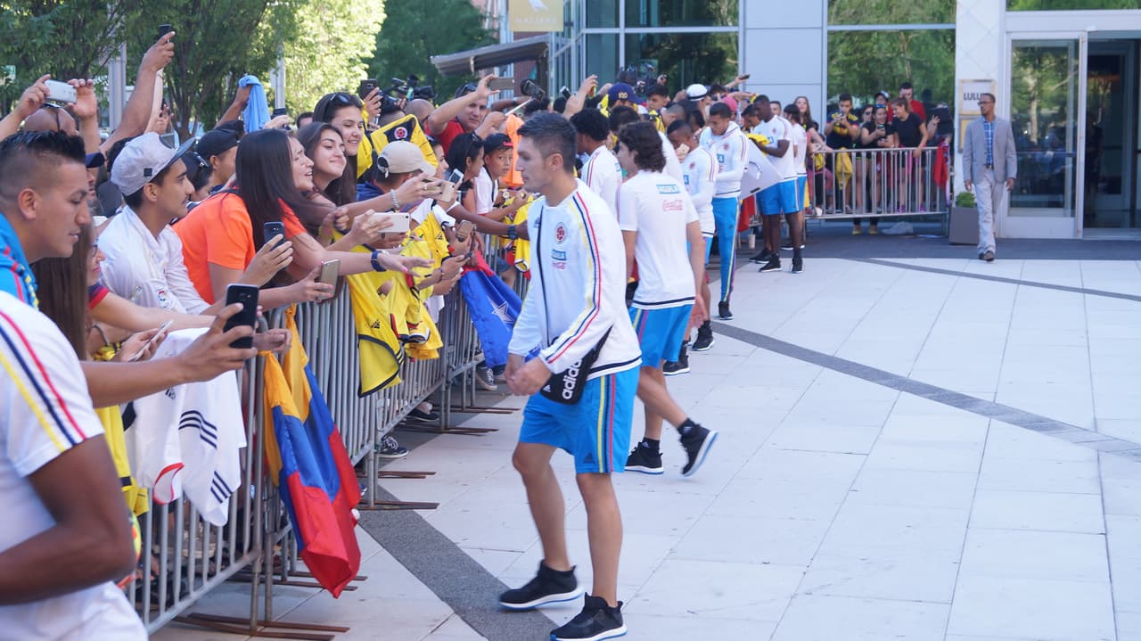 La Selección Colombia fue recibida con gran cariño de su afición que se dio cita a las afiueras del hotel para mostrar su apoyo de cara el duelo ante Perú.