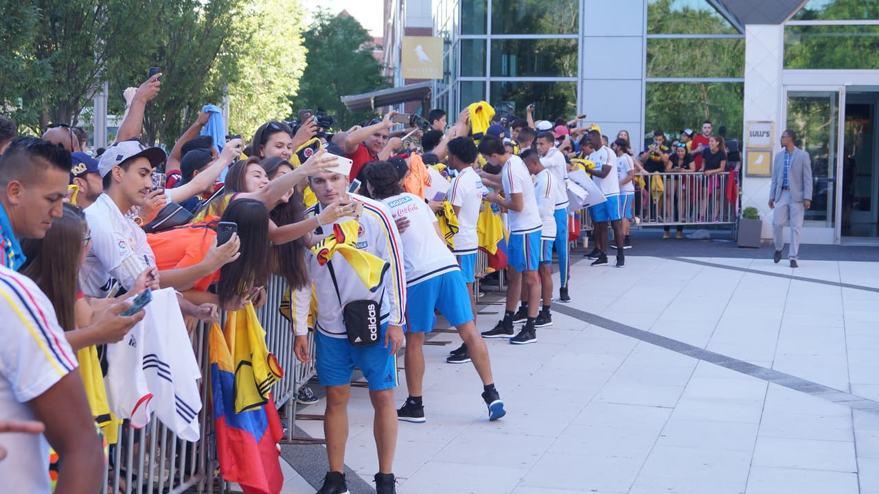 La Selección Colombia fue recibida con gran cariño de su afición que se dio cita a las afiueras del hotel para mostrar su apoyo de cara el duelo ante Perú.