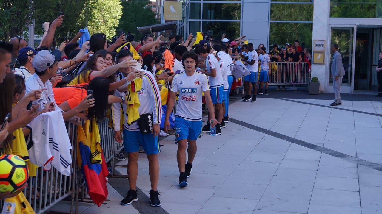La Selección Colombia fue recibida con gran cariño de su afición que se dio cita a las afiueras del hotel para mostrar su apoyo de cara el duelo ante Perú.