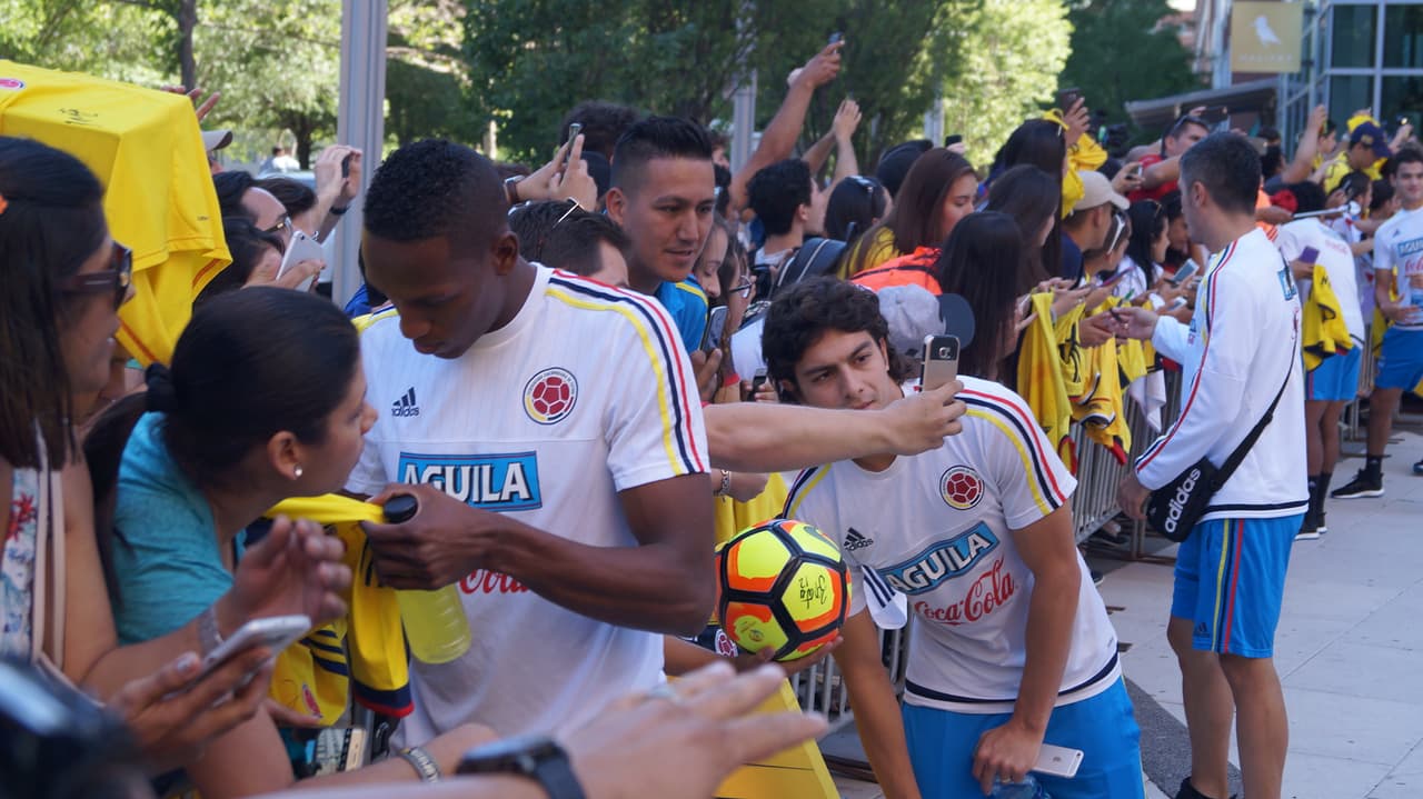 La Selección Colombia fue recibida con gran cariño de su afición que se dio cita a las afiueras del hotel para mostrar su apoyo de cara el duelo ante Perú.