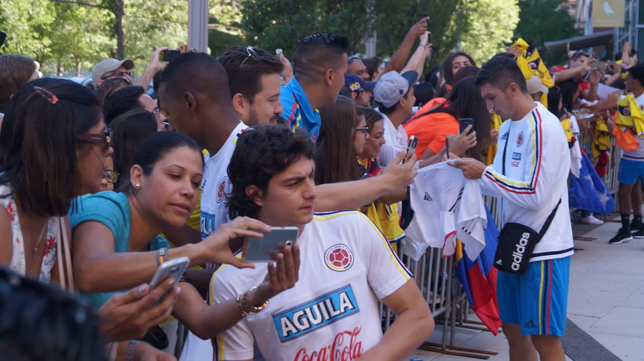 La Selección Colombia fue recibida con gran cariño de su afición que se dio cita a las afiueras del hotel para mostrar su apoyo de cara el duelo ante Perú.