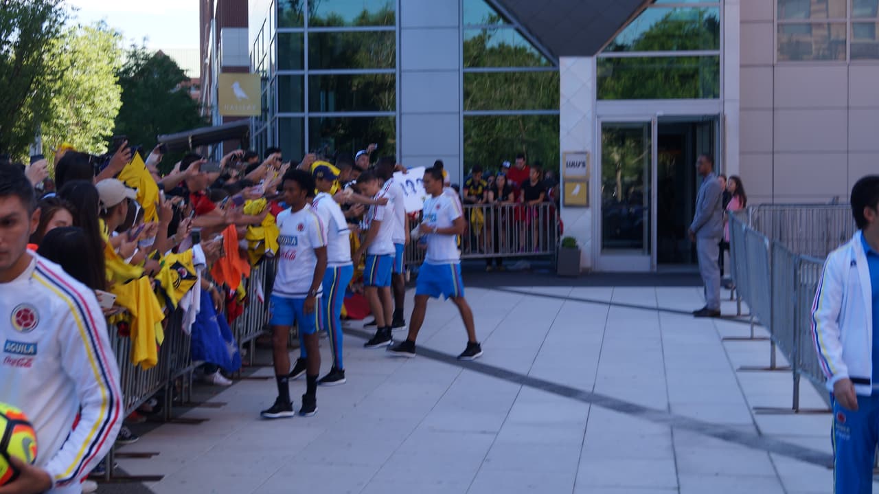 La Selección Colombia fue recibida con gran cariño de su afición que se dio cita a las afiueras del hotel para mostrar su apoyo de cara el duelo ante Perú.