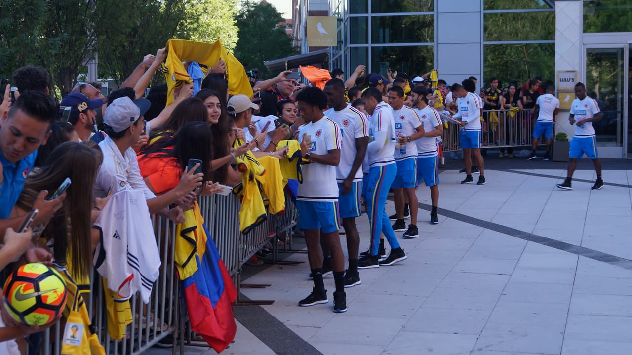 La Selección Colombia fue recibida con gran cariño de su afición que se dio cita a las afiueras del hotel para mostrar su apoyo de cara el duelo ante Perú.