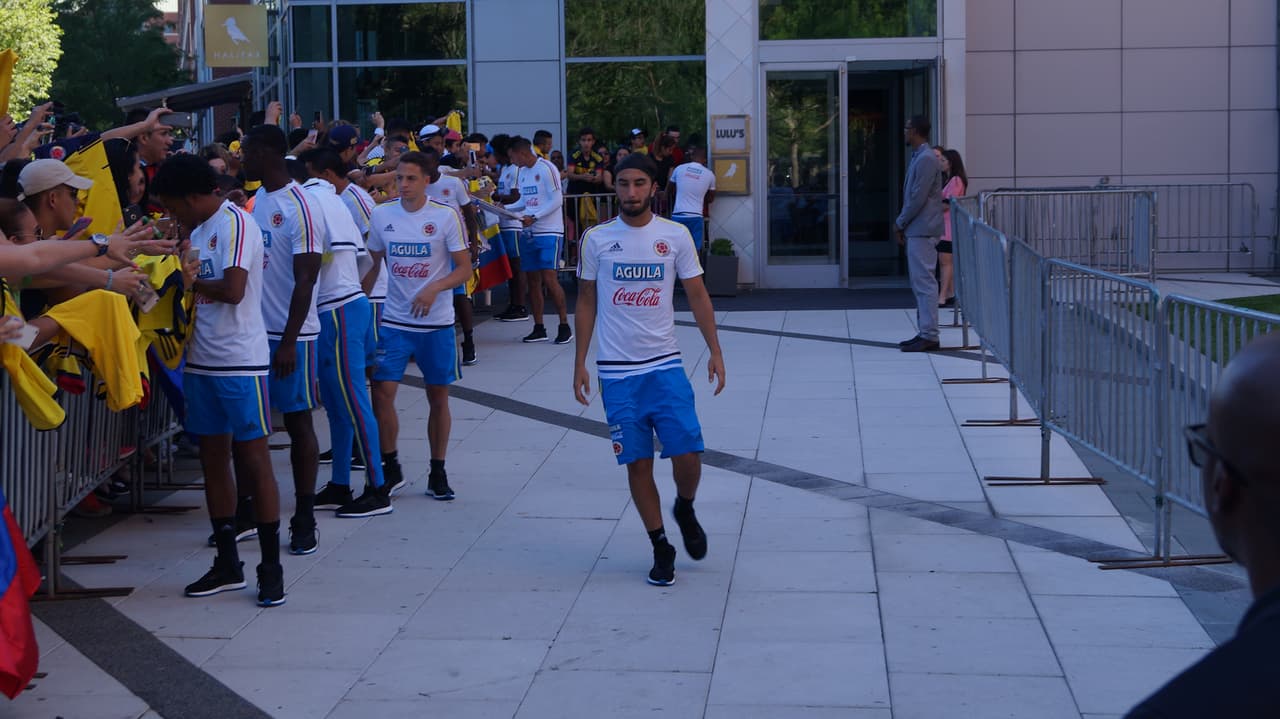 La Selección Colombia fue recibida con gran cariño de su afición que se dio cita a las afiueras del hotel para mostrar su apoyo de cara el duelo ante Perú.