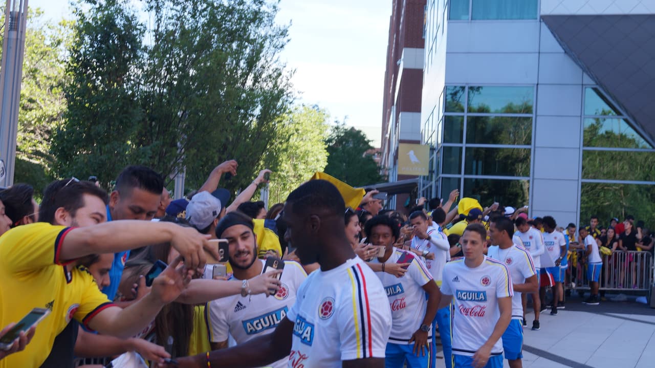 La Selección Colombia fue recibida con gran cariño de su afición que se dio cita a las afiueras del hotel para mostrar su apoyo de cara el duelo ante Perú.