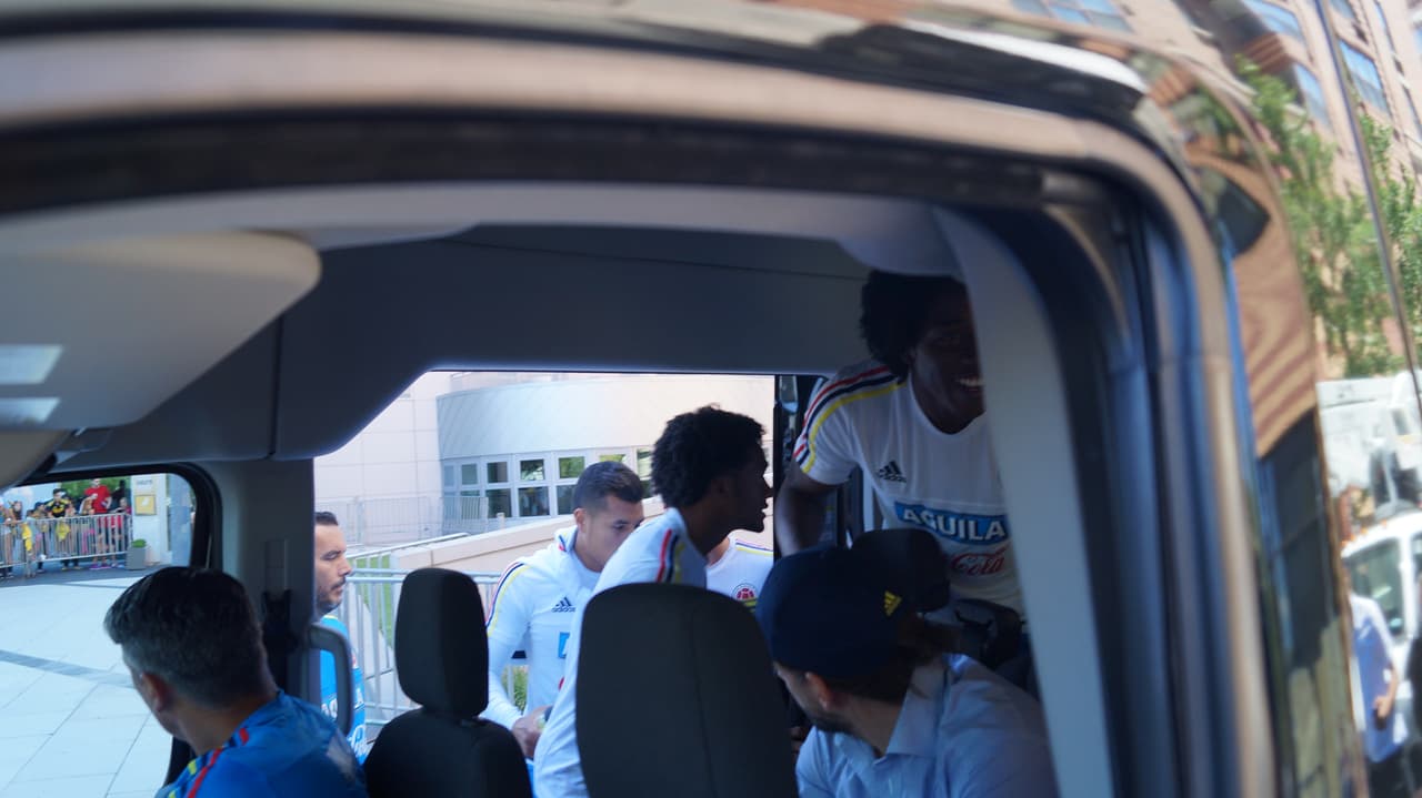 La Selección Colombia fue recibida con gran cariño de su afición que se dio cita a las afiueras del hotel para mostrar su apoyo de cara el duelo ante Perú.