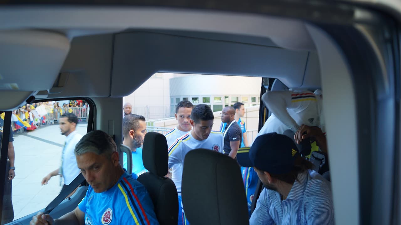 La Selección Colombia fue recibida con gran cariño de su afición que se dio cita a las afiueras del hotel para mostrar su apoyo de cara el duelo ante Perú.