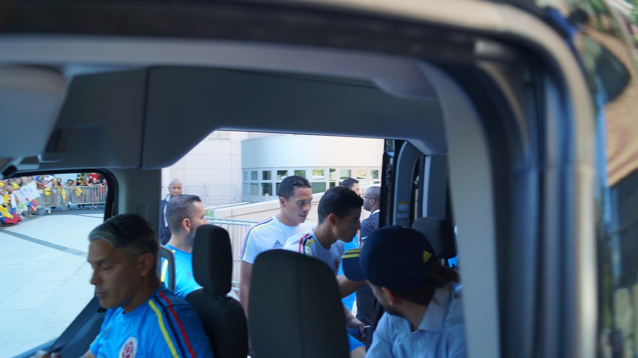 La Selección Colombia fue recibida con gran cariño de su afición que se dio cita a las afiueras del hotel para mostrar su apoyo de cara el duelo ante Perú.