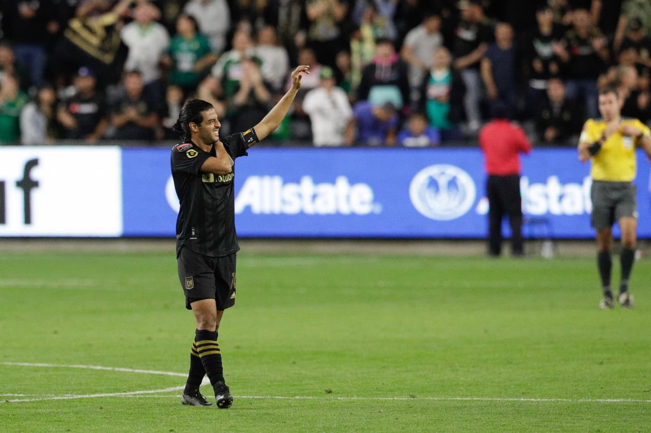 El gol de Carlos Vela revivió a su equipo y al descanso prevaleció el 1-0.