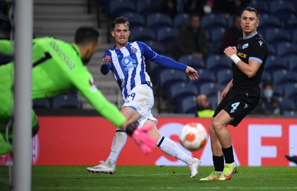 La asombrosa conexión de Joao Mario con Toni Martínez rompe a la defensa del Lille en dos ocasiones, y consiguen la remontada 2-1 sobre el conjunto francés.