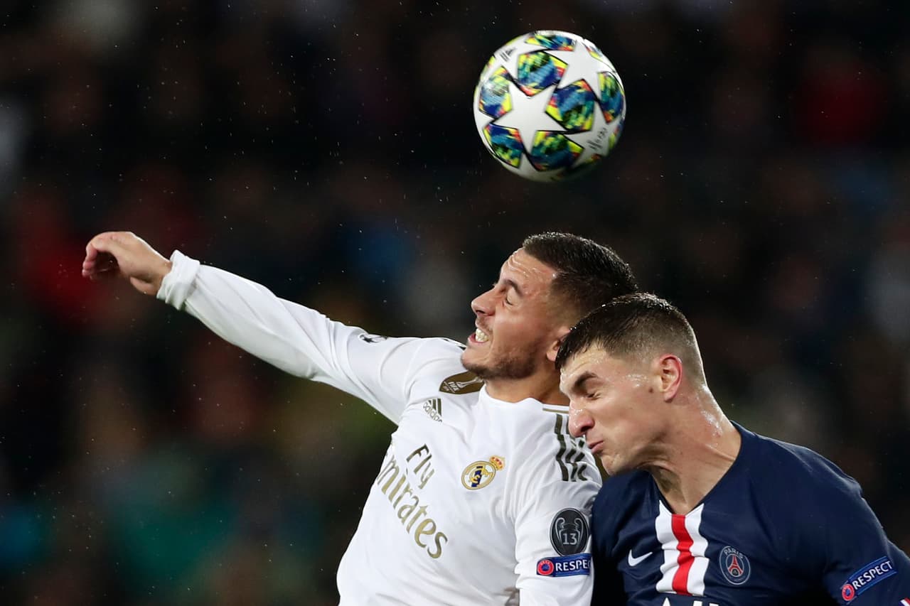 Luchando en el aire por el esférico, Thomas Meunier del PSG y Eden Hazard durante el encuentro de la Champions League.