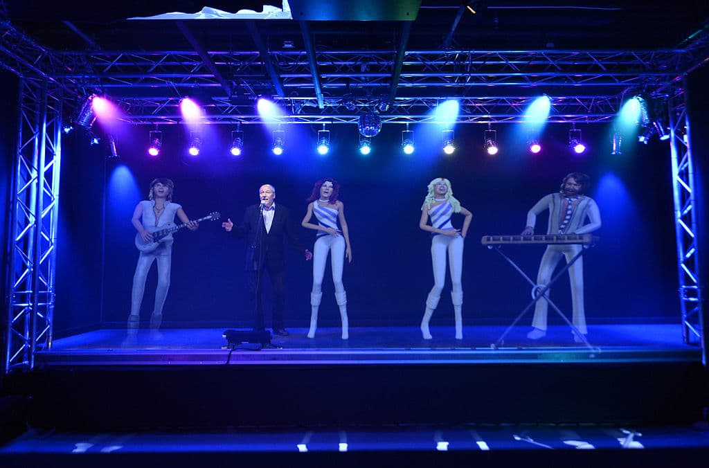 La agrupación ha creado un espectáculo en vivo de hologramas.
<br>