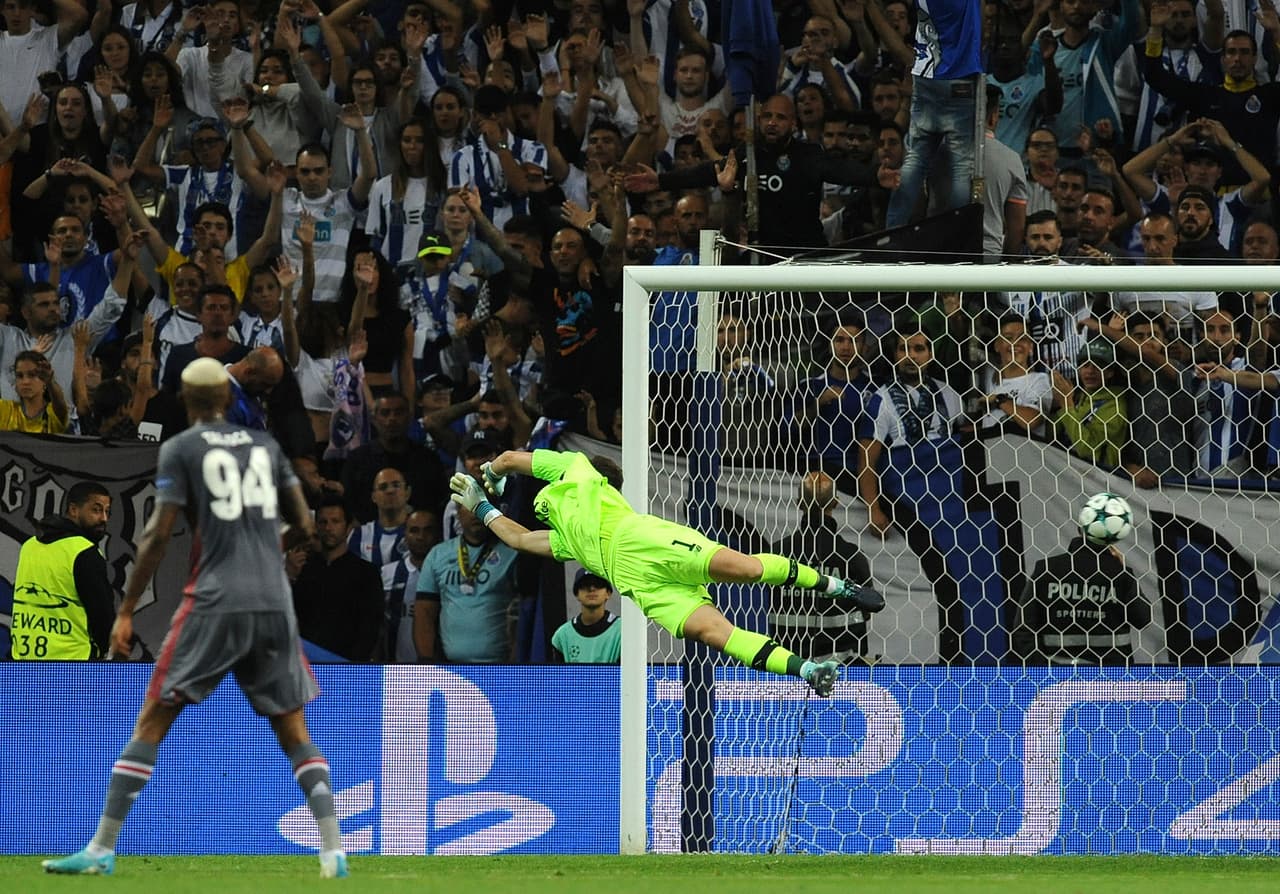 El arquero español Íker Casillas no pudo detener un remate de Cenk Tosun al minuto 28 y así puso el partido a favor de Besiktas.