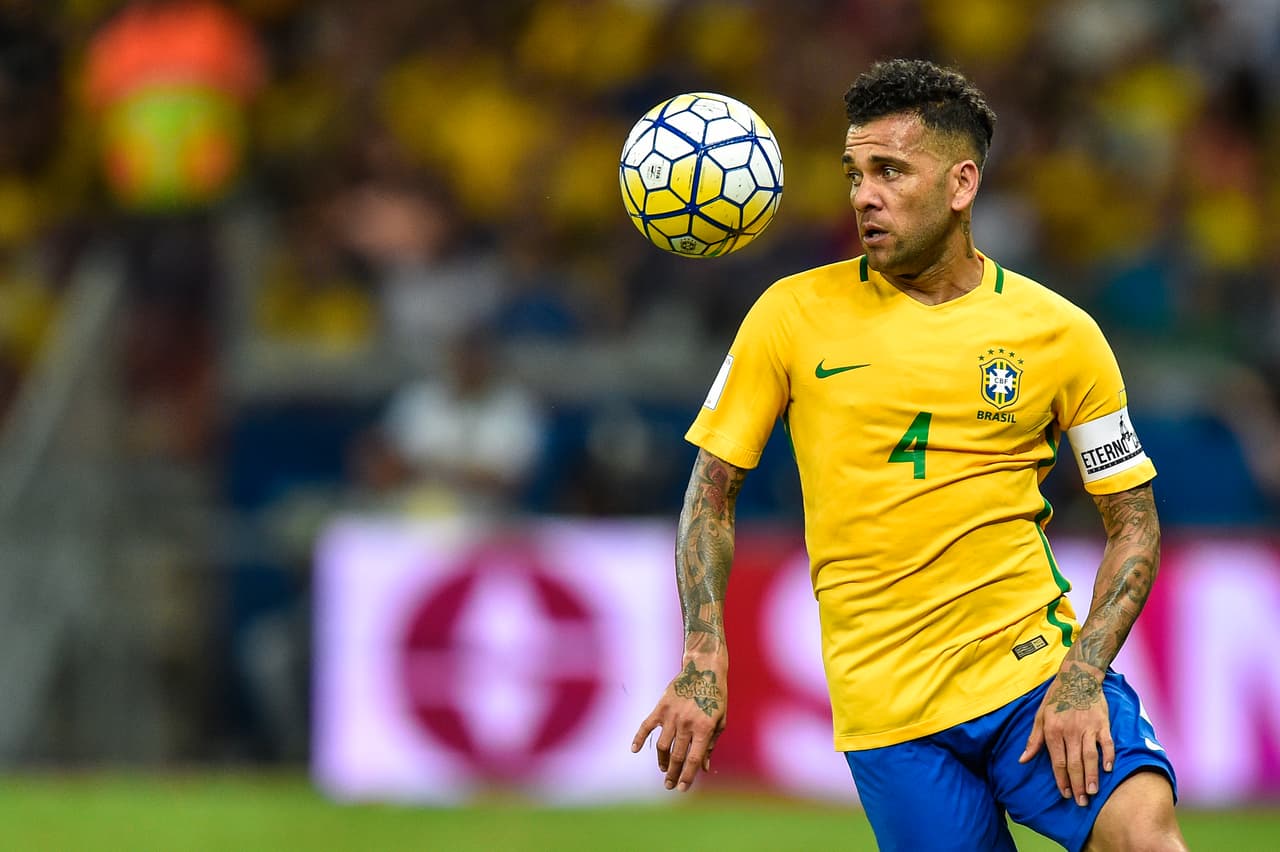 La Selección de Brasil tuvo a disposición la mejor versión de Alves que incluso cumplió en el triunfo 2-0 contra Perú en noviembre de 2016 los 100 partidos con la 'verdeamarela'.