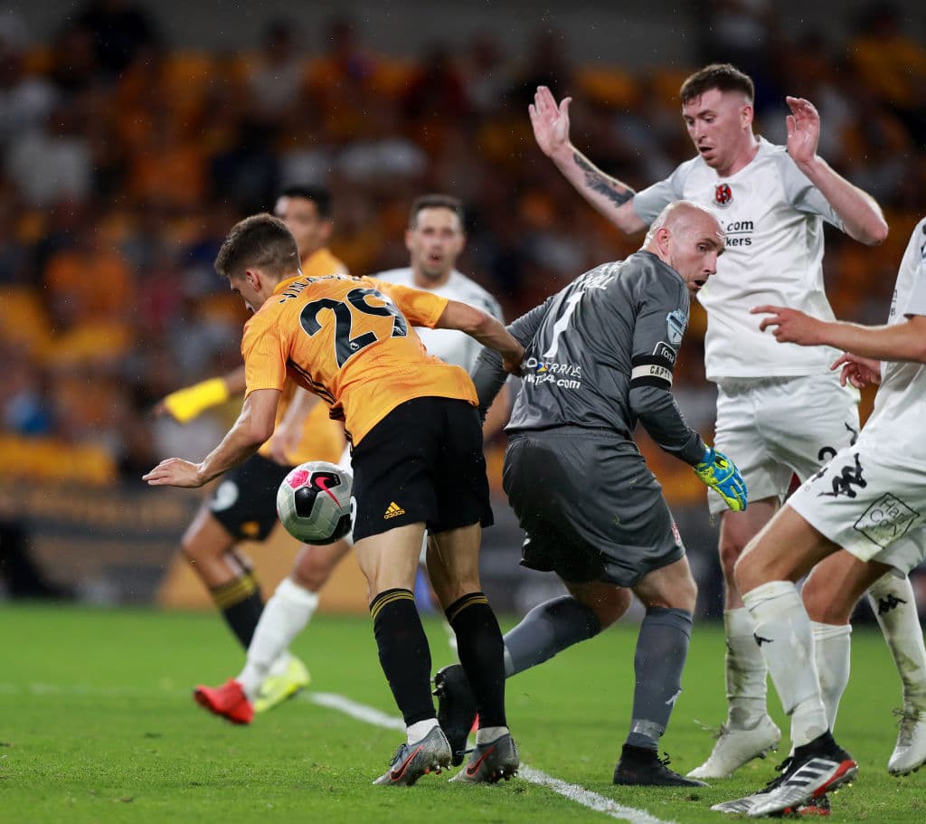 Las mejores imágenes del duelo clasificatorio hacia la UEFA Europa League entre el Wolverhampton Wanderers y el Crusaders norirlandés en el Estadio Molineaux.