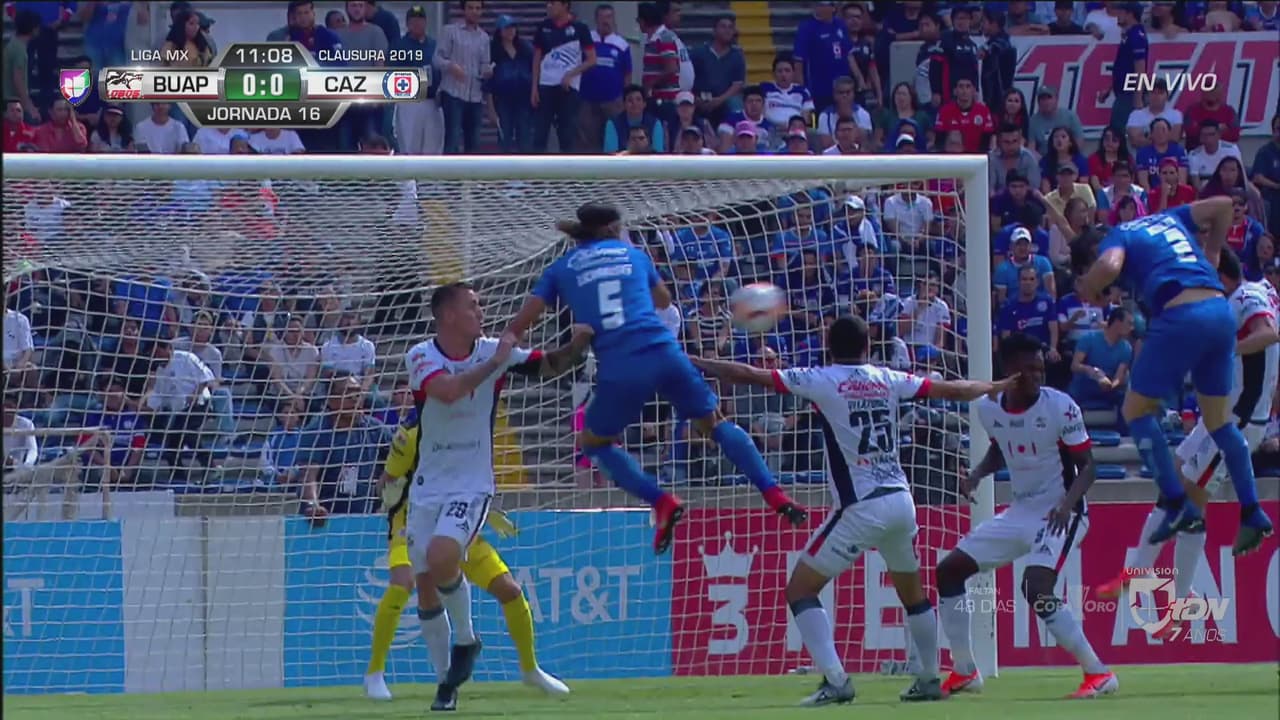 Pablo Aguilar, con polémica, marca para Cruz Azul sobre Lobos