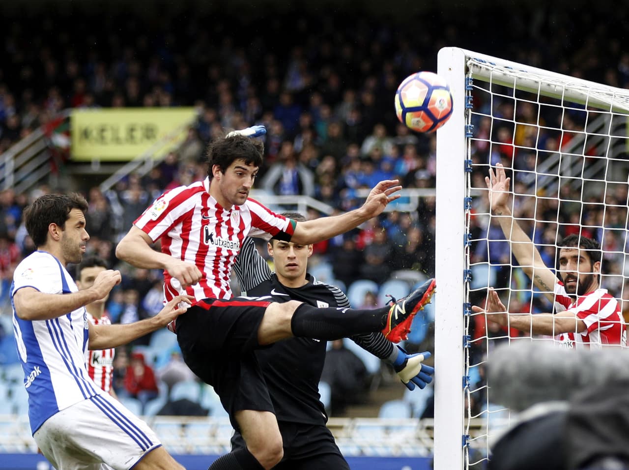 Xabi Prieto (Real Sociedad) buscando el balón ante Mikel San José (Bilbao) tras un servicio desde la banda izquierda.