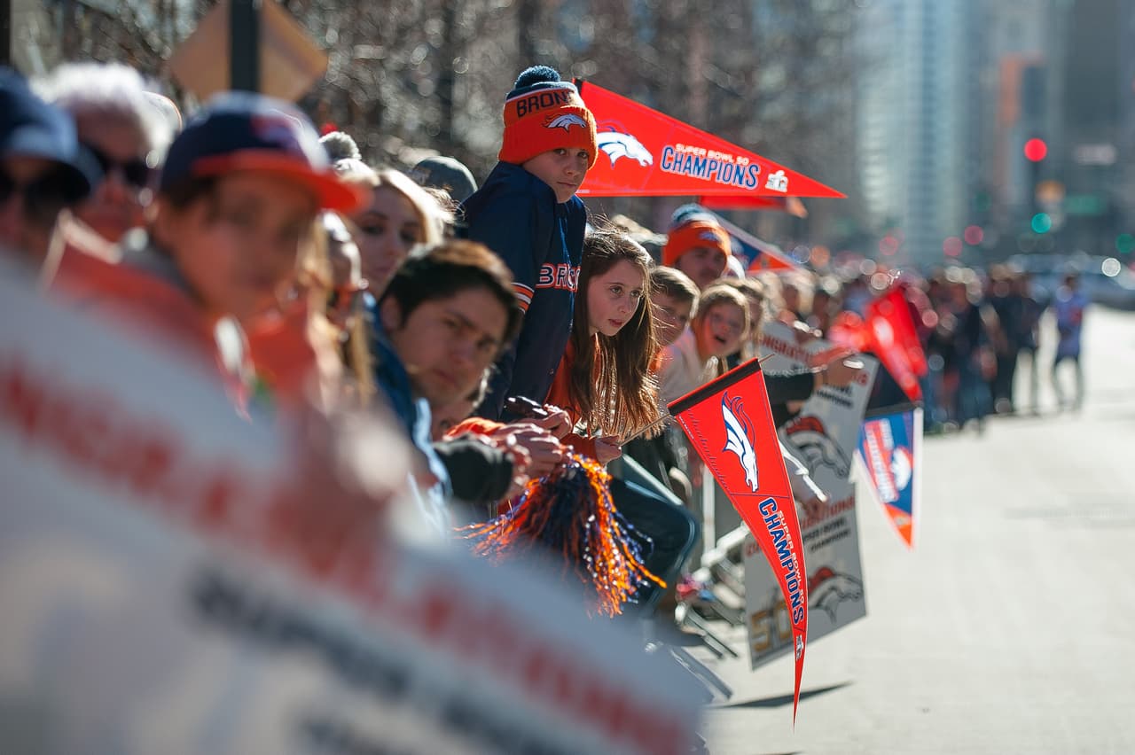 La ciudad de Denver festejó a sus Broncos por el triunfo logrado en el Super Bowl 50. Miles de fans se dieron cita en las calles para ver a sus héroes desfilar por las principales calles de la ciudad.