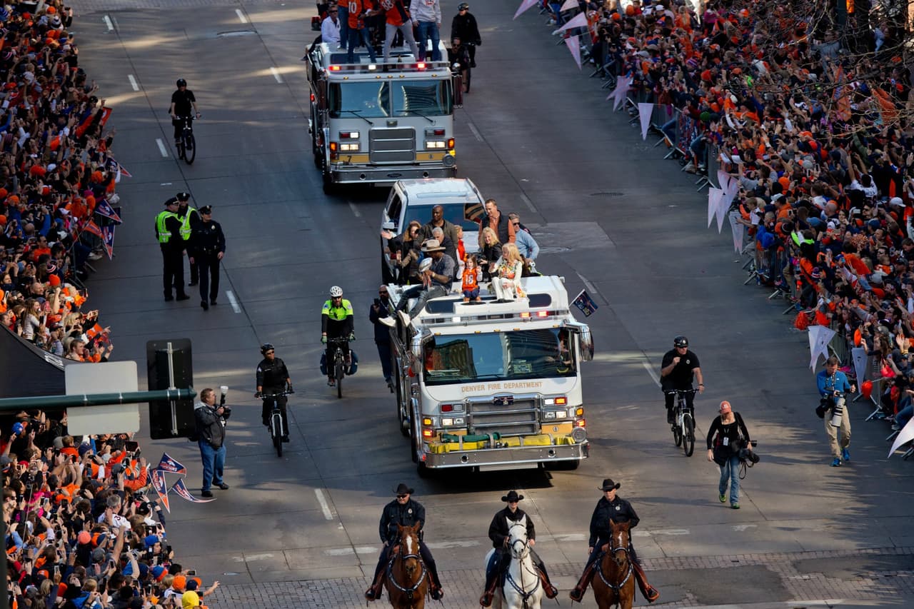 La ciudad de Denver festejó a sus Broncos por el triunfo logrado en el Super Bowl 50. Miles de fans se dieron cita en las calles para ver a sus héroes desfilar por las principales calles de la ciudad.