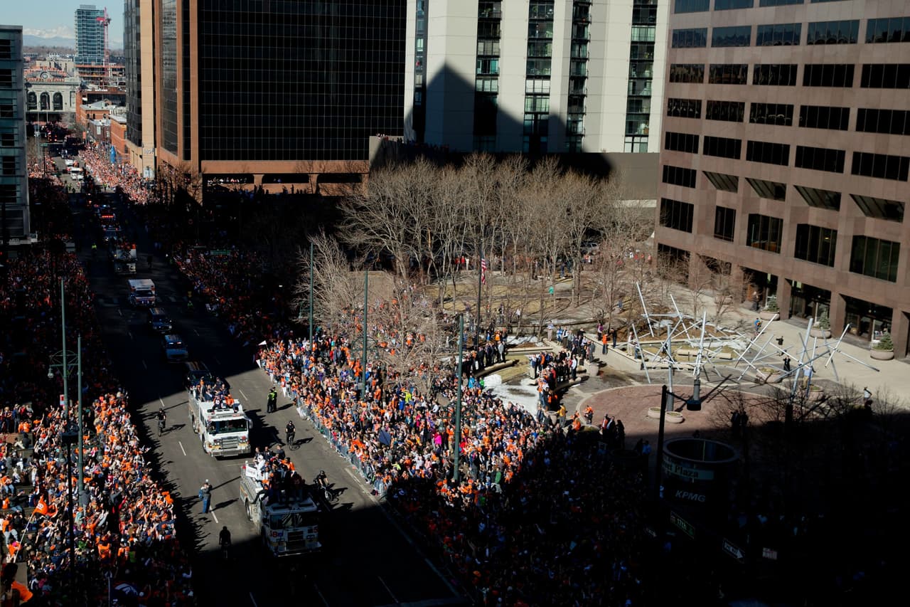La ciudad de Denver festejó a sus Broncos por el triunfo logrado en el Super Bowl 50. Miles de fans se dieron cita en las calles para ver a sus héroes desfilar por las principales calles de la ciudad.