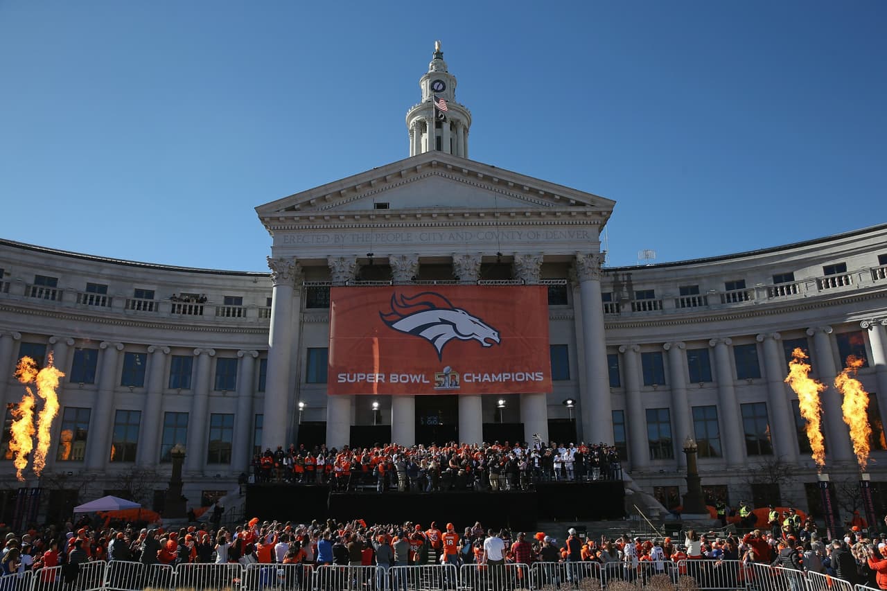 La ciudad de Denver festejó a sus Broncos por el triunfo logrado en el Super Bowl 50. Miles de fans se dieron cita en las calles para ver a sus héroes desfilar por las principales calles de la ciudad.