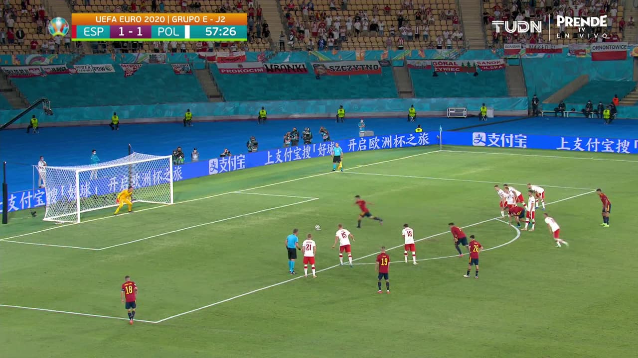 ¡CERCA! Gerard Moreno Balagueró disparó que se estrella en el poste.