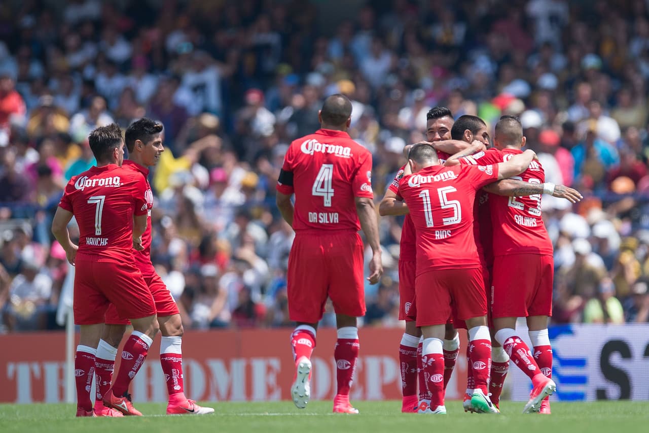 Saldívar salió de su área con el balón controlado y sin presión alguna intentó un pase que terminó a los pies de su rival.