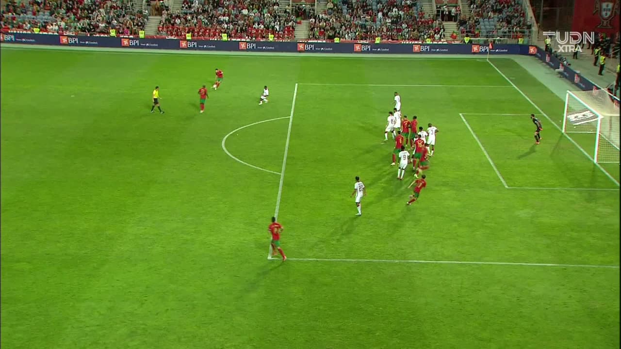 ¡CERCA! Bruno Fernandes disparó que se estrella en el poste.