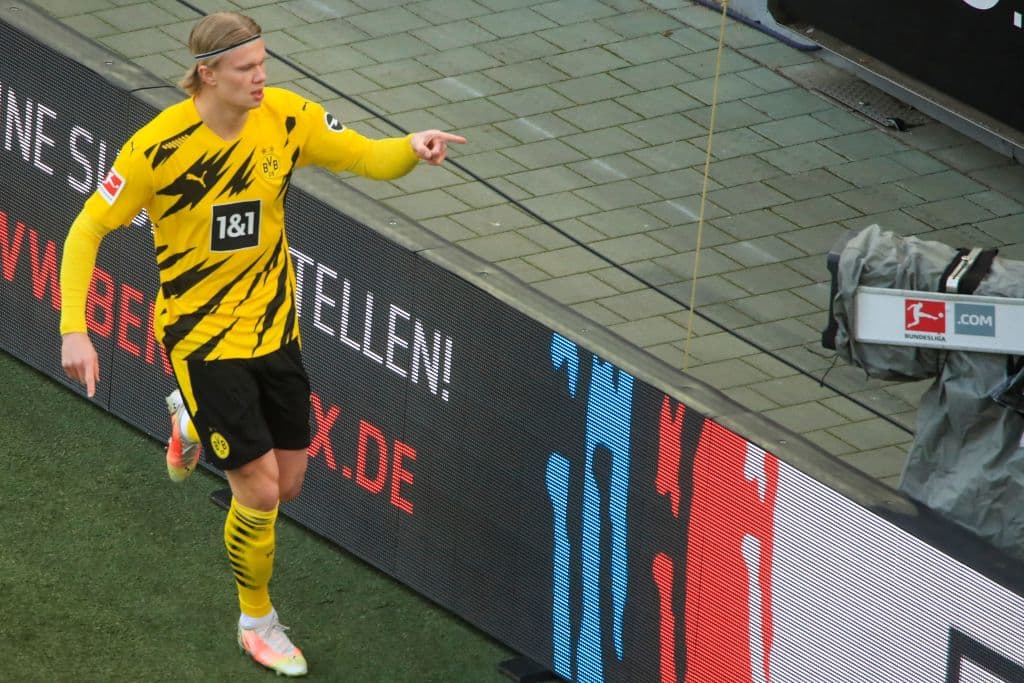 Haaland (3’, 90’) marcó doblete en el empate a dos goles entre el Colonia y Dortmund. El conjunto de la naciente estrella noruega llegó 43 unidades y los locales llegaron a 23.