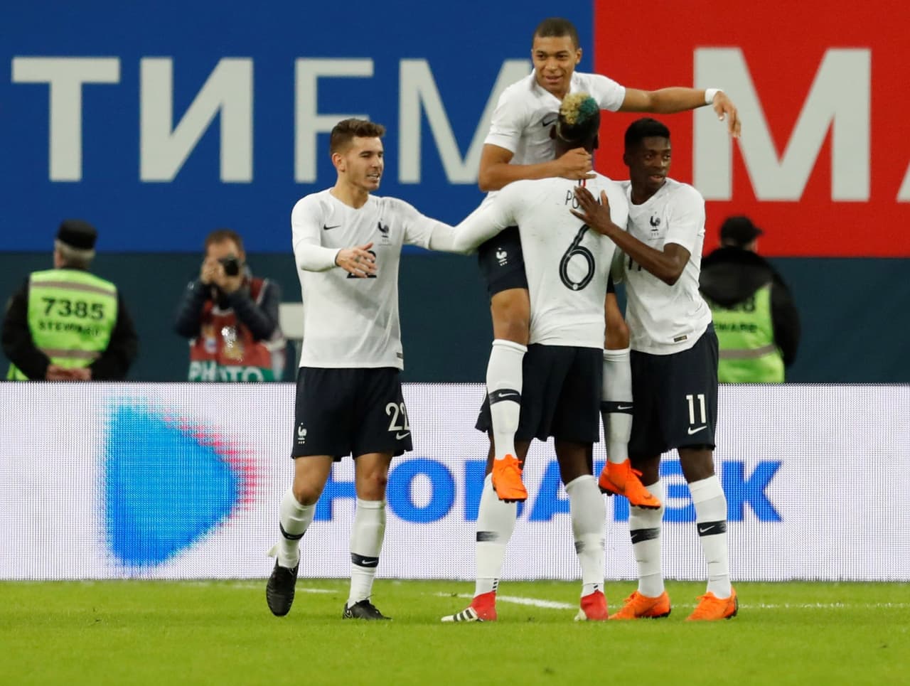 Con el marcador a su favor, Francia descansó al cierre del primer tiempo contra el local del Mundial.