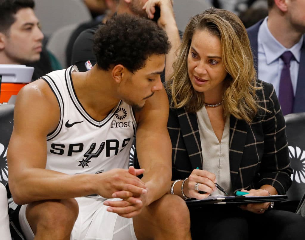 Becky Hammon es asistenta de entrenador del entrenador de los San Antonio Spurs, Gregg Popovich, se encuentra activa
