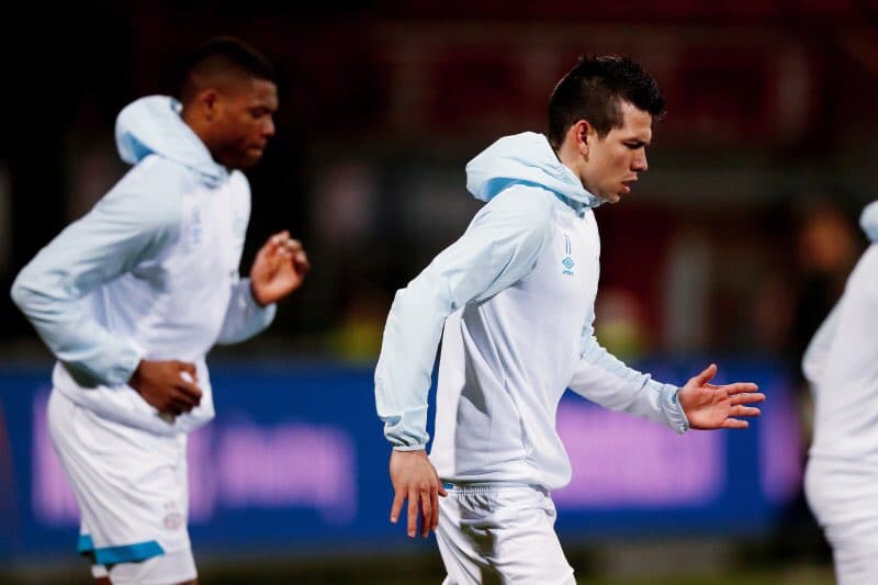 Hirving Lozano (derecha) buscó aumentar su cuenta goleadora y tuvo buenas oportunidades de gol durante el partido; fue amonestado al 24' y no podrá jugar contra el NAC Breda.