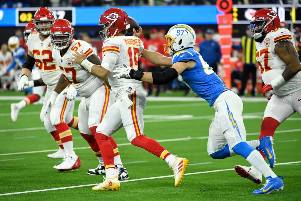 Los Angeles Chargers no saben aprovechar la localía y caen 34-28 frente a los Kansas City Chiefs.