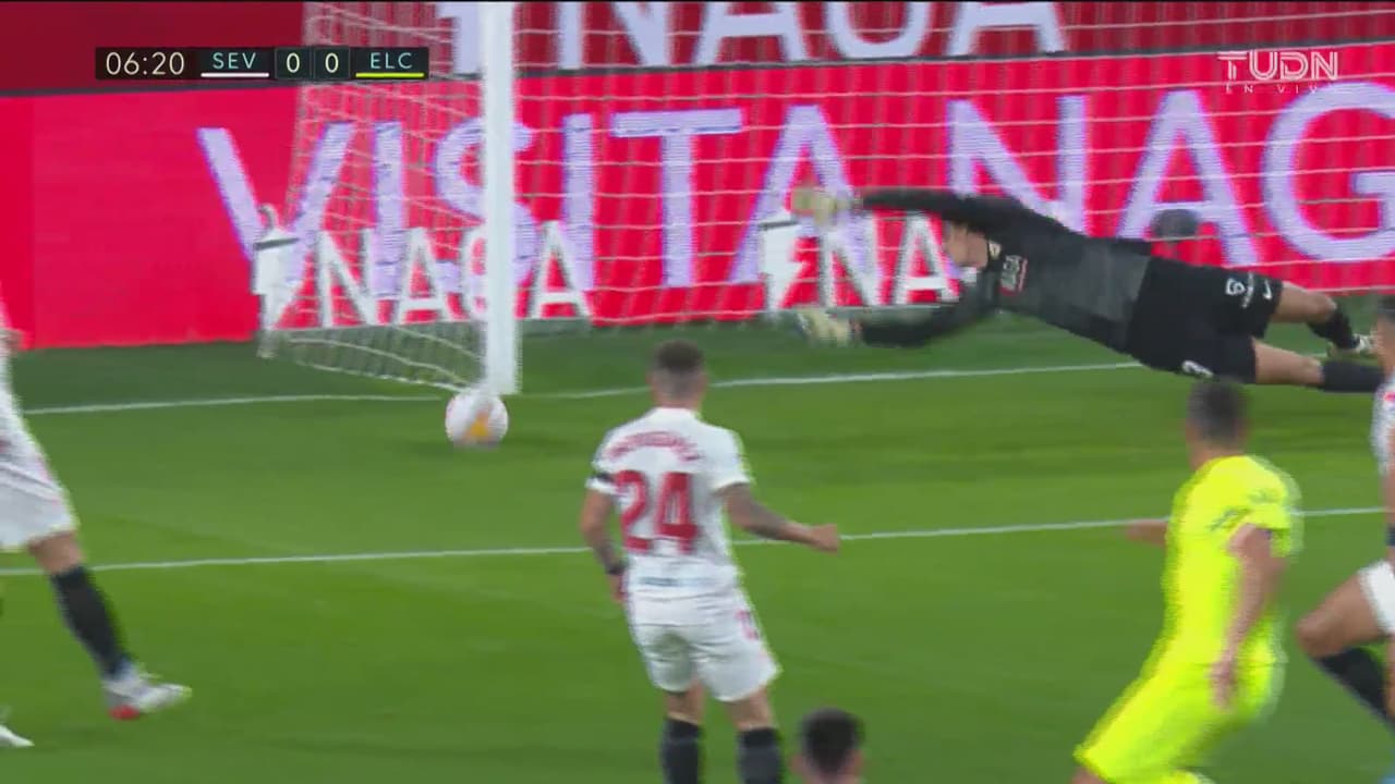 ¡Por agrandarse! 'Papu' Gómez pierde el balón y Carrillo casi castiga