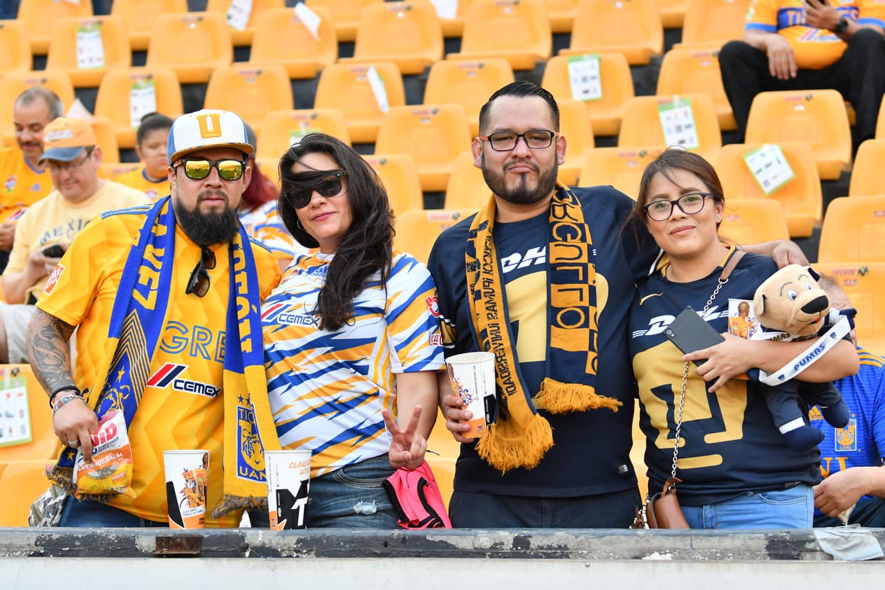 Los fanáticos de Tigres y Pumas viven el encuentro por la Jornada 13 del Clausura 2019 en el Estadio Universitario de la Universidad Autónoma Nuevo León.