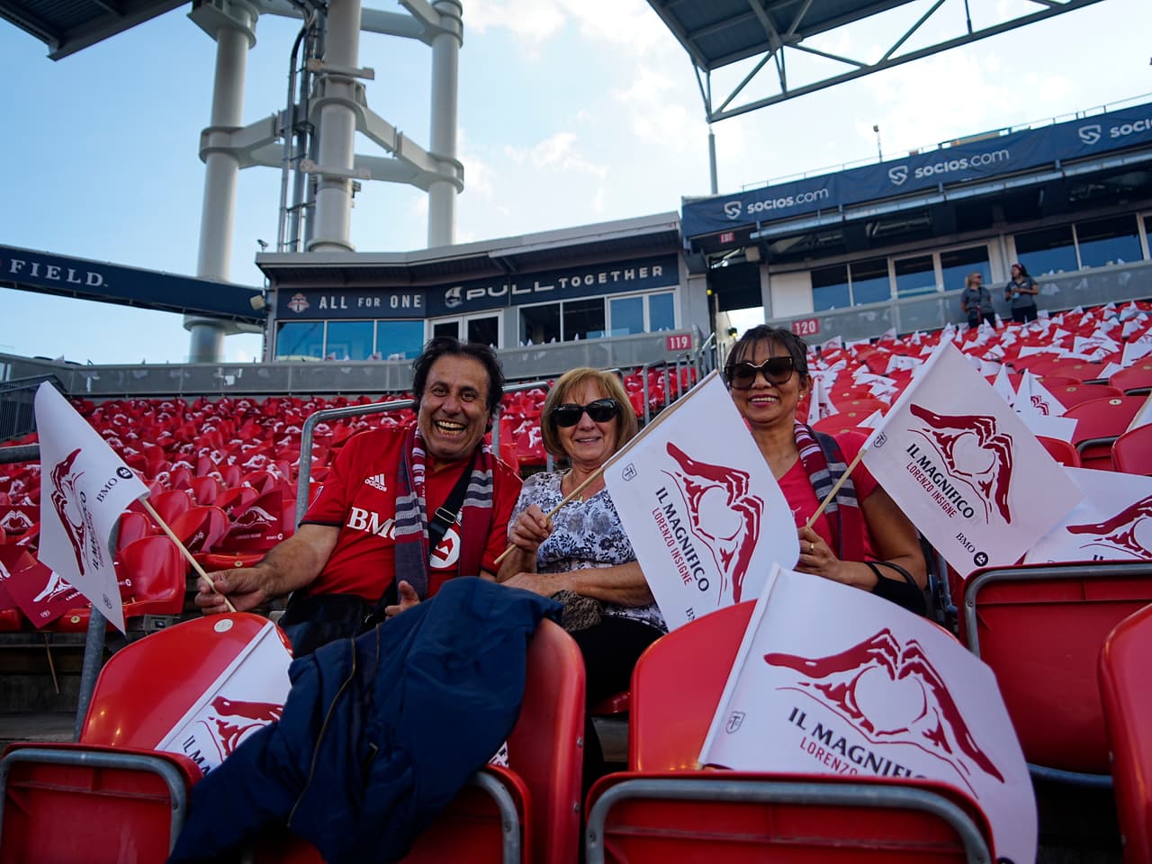 Todas las localidades del BMO Field contaban con banderas de bienvenida para el crack italiano.
<br>
