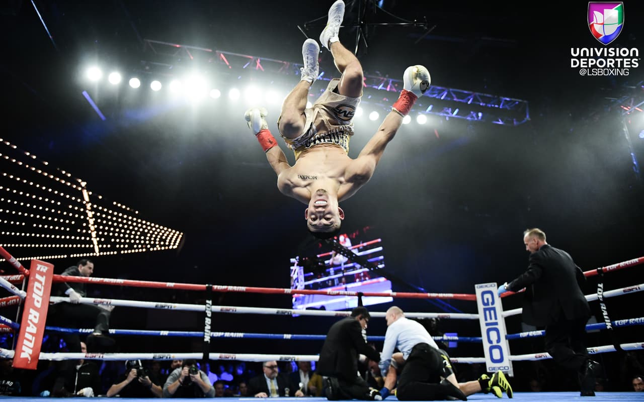Teofimo López bien podría haberse llevado desde ya el premio al nocaut del año, luego de noquear en 44 segundos a Mason Menard.