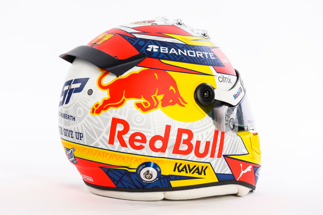 El piloto mexicano Sergio 'Checo' Pérez modelo su nuevo casco, noticia que tardó segundos en darle la vuelta al mundo entero.