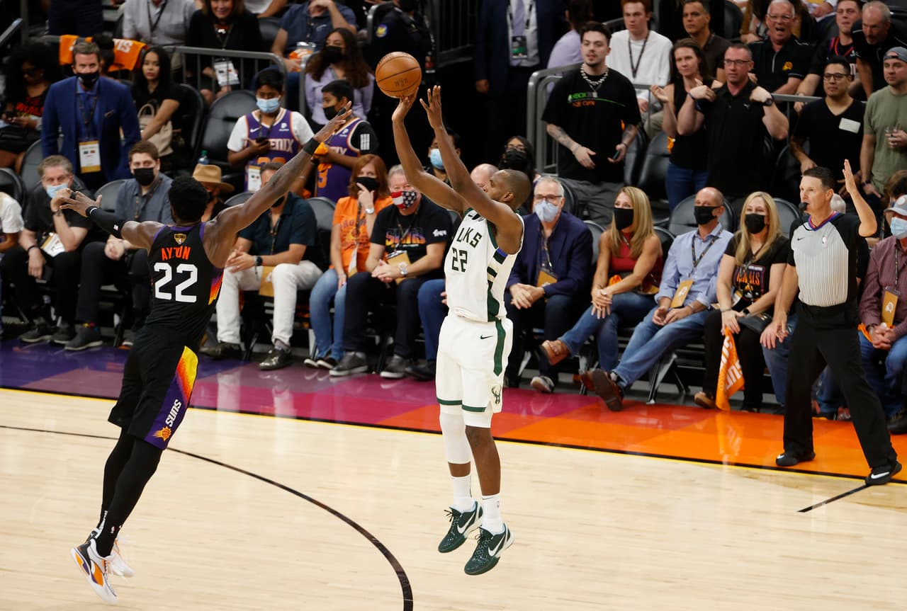 En la recta final, Middleton afinó la puntería y le dio el respiro que los Bucks necesitaba para acercarse a tres triples con 5 minutos por jugarse.