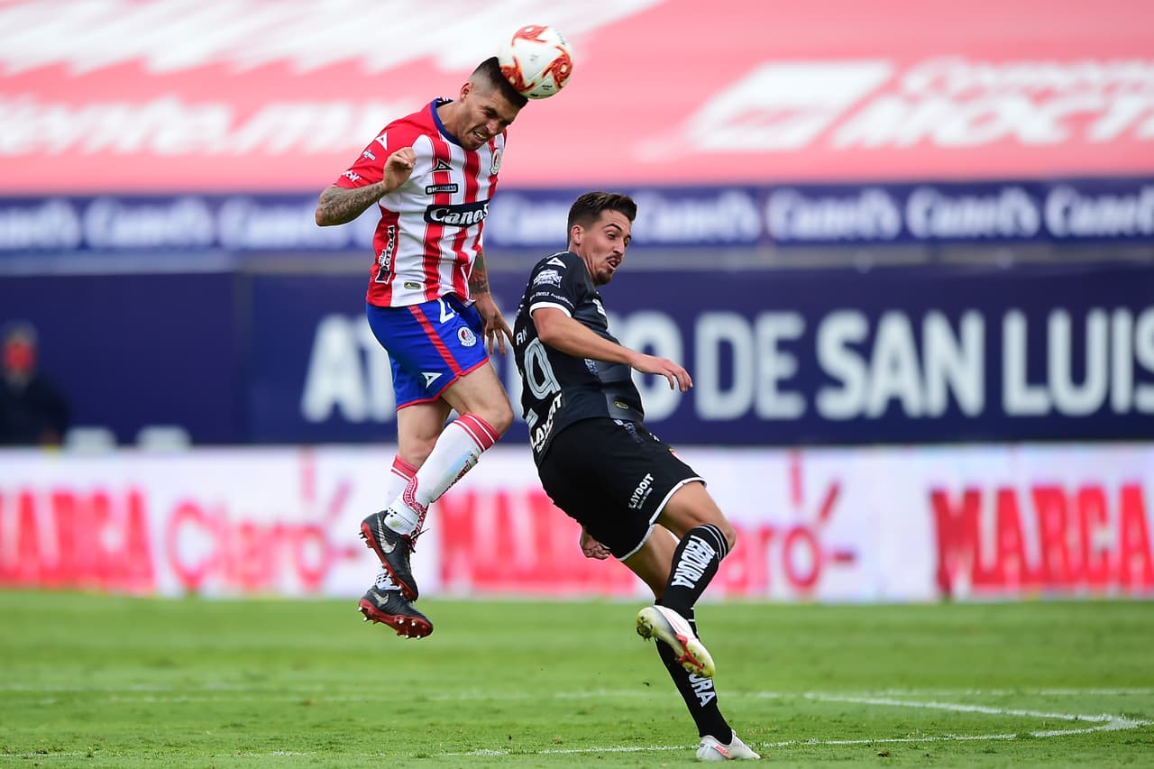 Atlético San Luis inmediatamente trata de empatar el juego, pero la defensa de Necaxa está muy bien organizada.